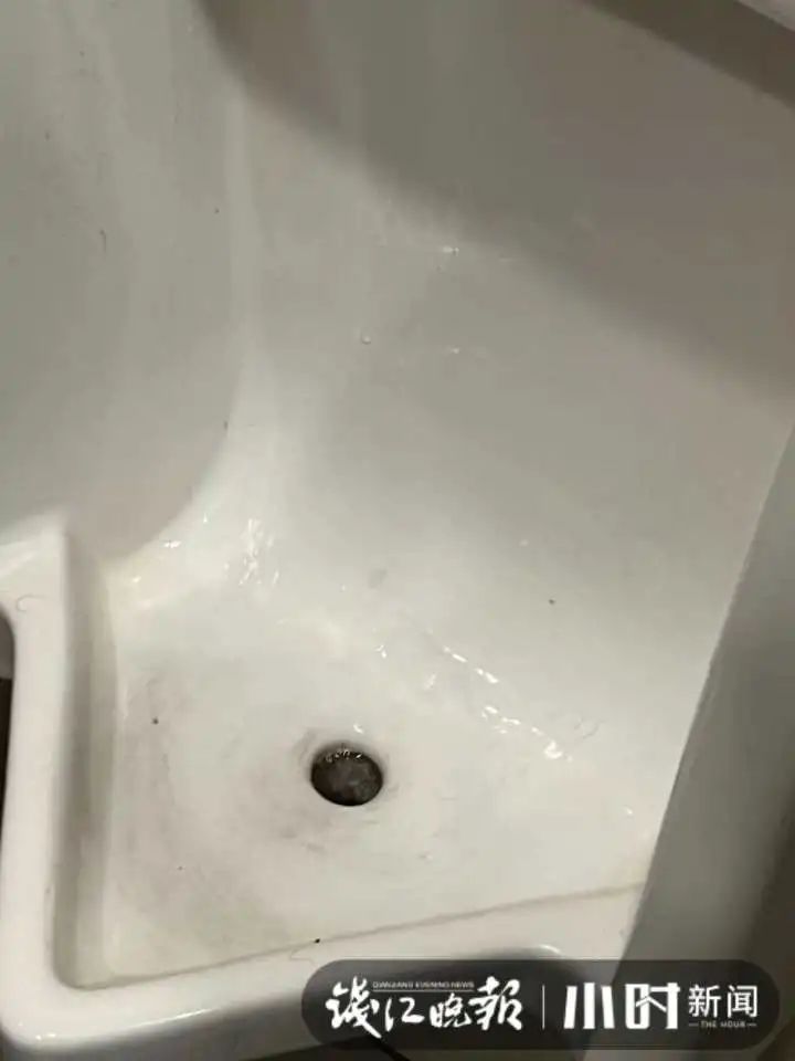 DƬ